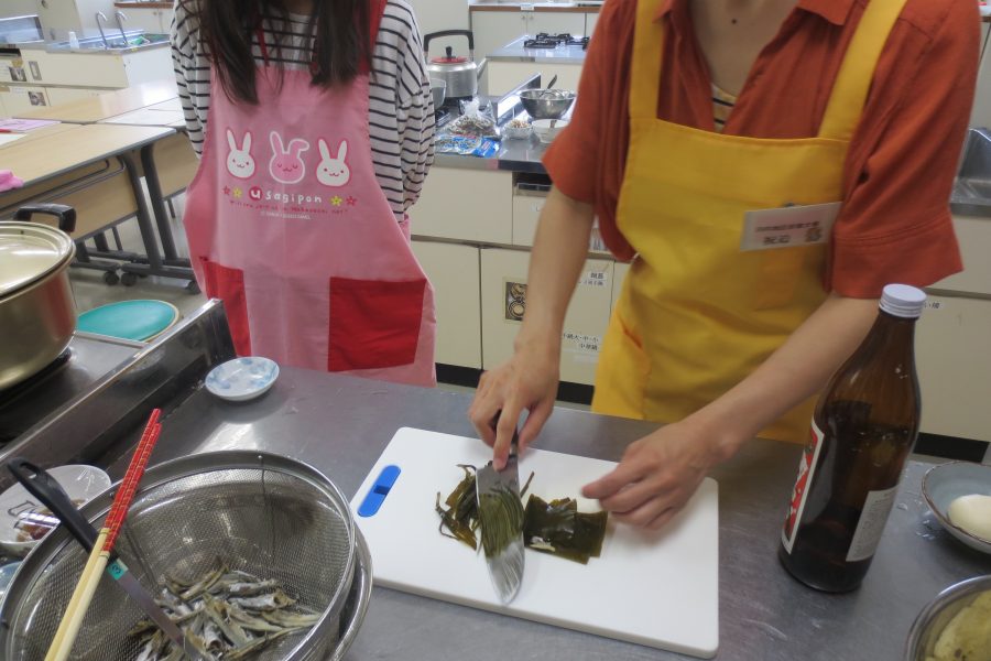 水だし後の昆布も千切りにして、新らっきょうと炒めて、新たに一品作ります。無駄がないです。