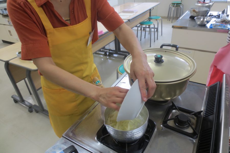 水だしで加熱中の煮物は、しばらくほったらかし。その間に別のもう一品を作ります。