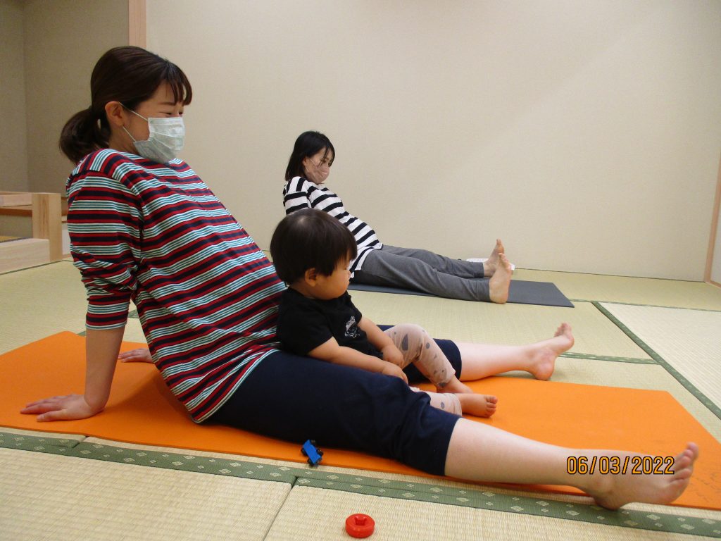 上の子どもさんもママと一緒に参加中です。